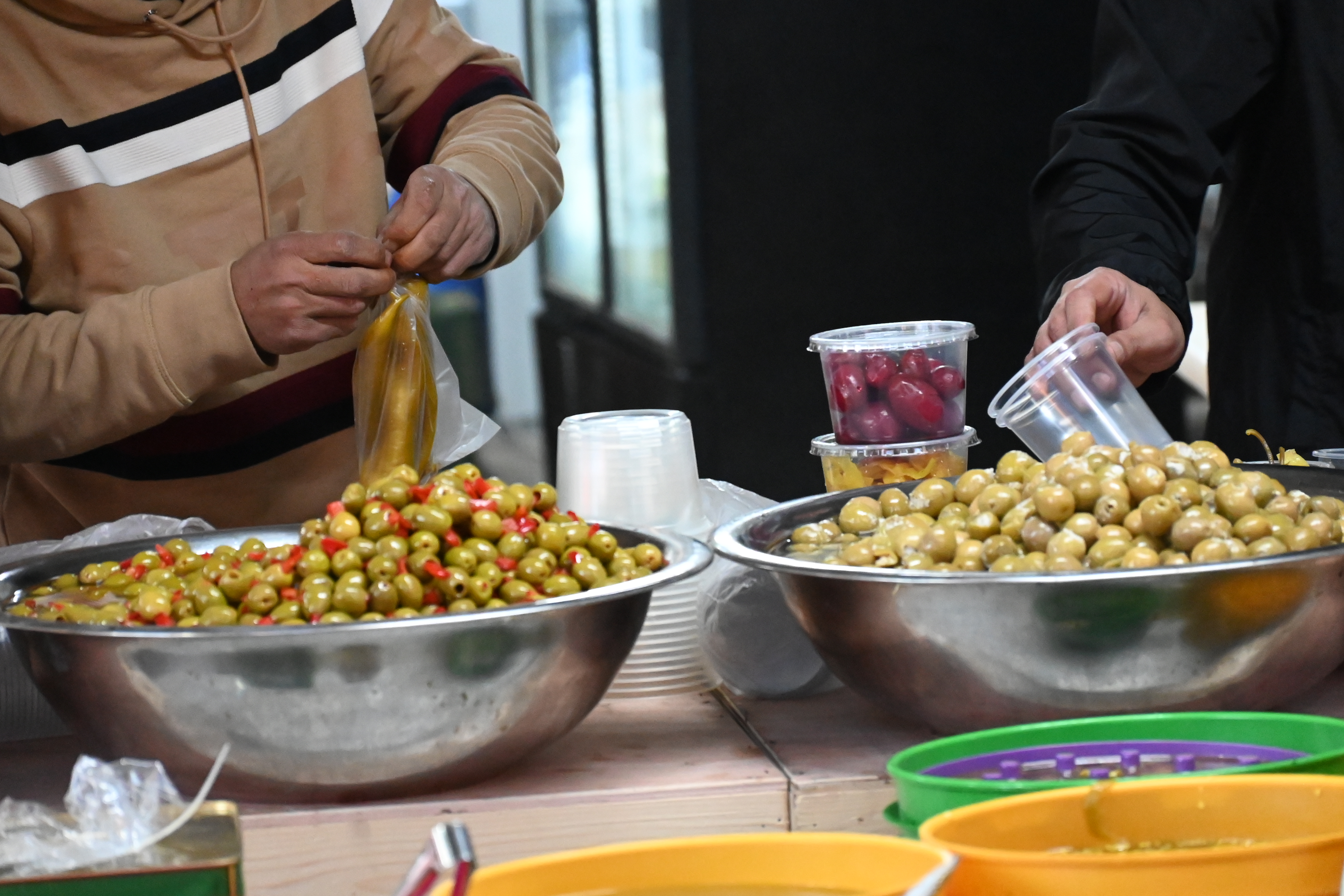 صور حصرية لقسماوي نت | كفرقاسم : أجواء رمضانية في سوق رمضان التقليدي في ميدان ابي بكر الصديق وتوافد وازدحام في اليوم الأول
